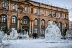 Сказочный ледовый городок прекрасно сочетается с эстетикой филиала Эрмитажа