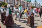 Веселье не ограничивается сценой: танцам готовы научить каждого, кто идет мимо