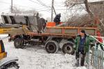 Выкорчеванные старые насаждения грузятся на спецтехнику