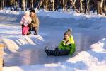 А уже на плоском льду нужно аккуратно войти в поворот