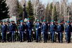 По традиции, участники смотра-конкурса возлагают цветы к Вечному огню