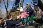 Даже самым маленьким нужно залезть на танк — под присмотром старших