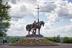 Памятник Первопоселенцу. Скульптурная композиция установлена над долиной Суры, от неё открывается вид на восточную и юго-восточную часть города